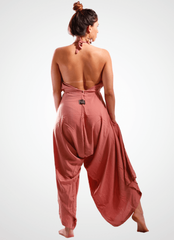 Macacão 8 formas de usar Cor Liso em Viscose Whisky Rose CAUSANTE