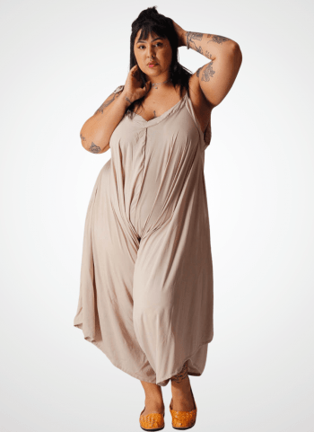 Macacão PLUS SIZE  8x1  formas de usar Cor Liso em Viscose Aveia CAUSANTE