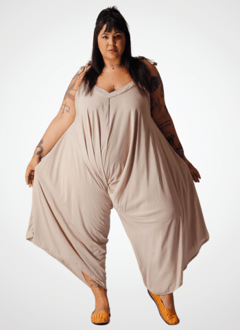 Macacão PLUS SIZE  8x1  formas de usar Cor Liso em Viscose Aveia CAUSANTE