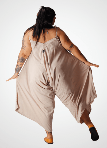 Macacão PLUS SIZE  8x1  formas de usar Cor Liso em Viscose Aveia CAUSANTE