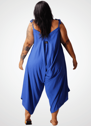 Macacão PLUS SIZE  8x1 formas de usar Cor Liso em Viscose Bic Blue CAUSANTE