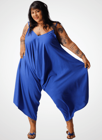Macacão PLUS SIZE  8x1 formas de usar Cor Liso em Viscose Bic Blue CAUSANTE