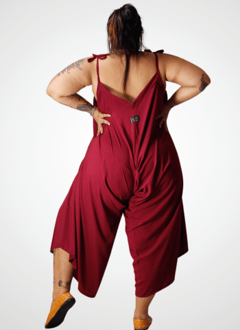 Macacão PLUS SIZE  8x1  formas de usar Cor Liso em Viscose Vinho Port Royale CAUSANTE