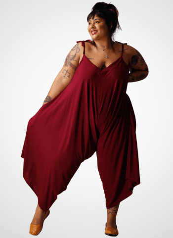 Macacão PLUS SIZE  8x1  formas de usar Cor Liso em Viscose Vinho Port Royale CAUSANTE