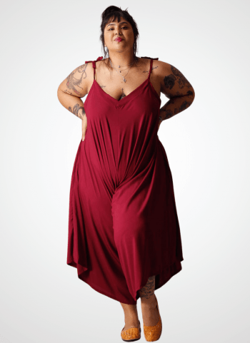 Macacão PLUS SIZE  8x1  formas de usar Cor Liso em Viscose Vinho Port Royale CAUSANTE